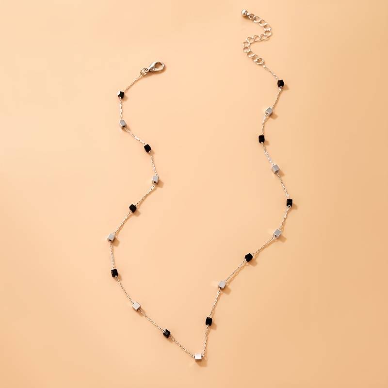 Featured and top-selling silver and gold accessories for men and women in Netherlands and Europe, including necklaces, bracelets, earrings, rings, and anklets