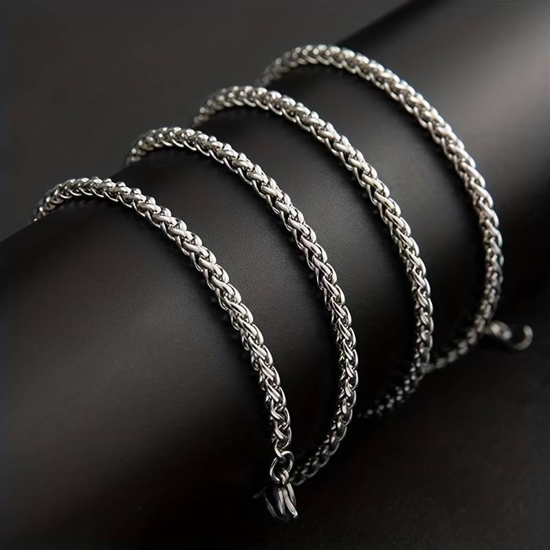 Featured and top-selling silver and gold accessories for men and women in Netherlands and Europe, including necklaces, bracelets, earrings, rings, and anklets