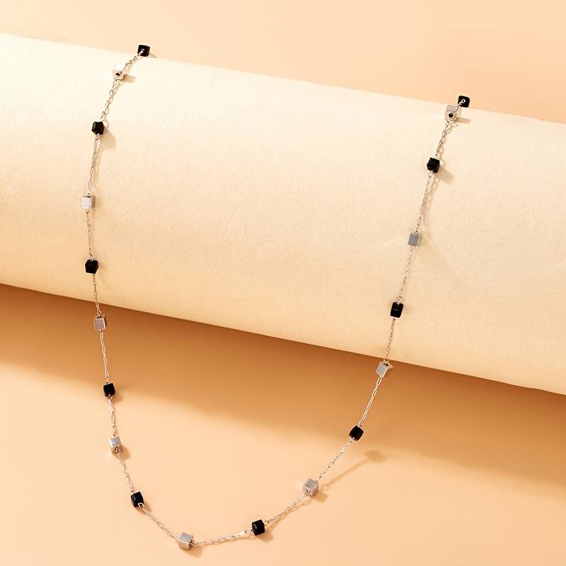 Featured and top-selling silver and gold accessories for men and women in Netherlands and Europe, including necklaces, bracelets, earrings, rings, and anklets