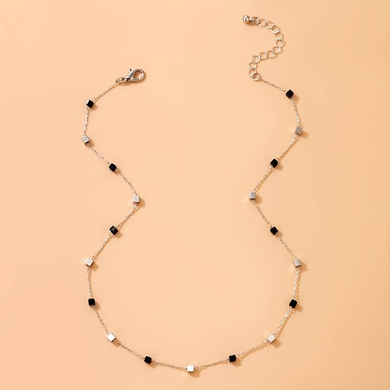 Featured and top-selling silver and gold accessories for men and women in Netherlands and Europe, including necklaces, bracelets, earrings, rings, and anklets